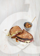 Pastrami-Stulle mit Krautsalat, Bergkäse und Ananas-Relish, Pastrami sandwich with coleslaw, mountain cheese and pineapple relish