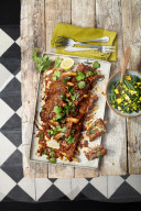 Scharfe Spareribs mit Bohnensalat, Hot spare ribs with bean salad