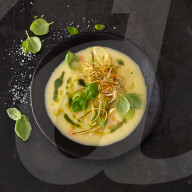 Kartoffelsuppe mit Kartoffel-Lauch-Stroh, Potato soup with fried potato and leek