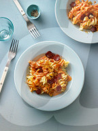 Spiralnudeln in Paprika-Sahne-Sosse, Pasta with creamy Bell Pepper Sauce  