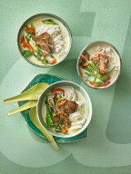 Kokosbrühe mit Reisnudeln und Schweinefilet, Coconut Soup with Rice Vermicelli and Pork Filet 