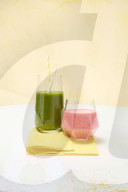 Grüner Smoothie und Himbeer-Kurkuma-Kefir, Green Smoothie and Raspberry Curcuma Kefir