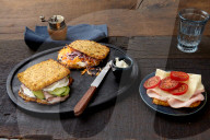 Braten-Sandwich mit Ziegenkäse, Möhren-Sandwich und Käse-Geflügel-Sandwich, Low Carb Sandwiches with smoked Pork Chop and Goat Cheese, Carrots and Cheese 