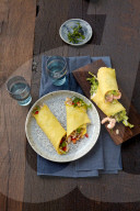 Wrap-Eierkuchen: Hähnchen-Wrap und Garnelen-Wrap, Low Carb Wraps: Filled with Chicken and filled with Prawns