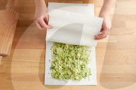 Step 1, Gefüllte Zucchini-Tortillas, Step 1, Stuffed Zucchini Tortillas, Covering Zucchini Slices with Kitchen Towels