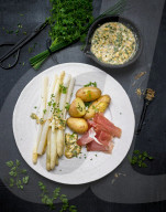 Spargel mit Kartoffeln, Schinken und Bozener Soße, Asparagus with potatoes, ham and Bozener sauce