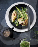 Gebratener Spargel mit Avocado, Tofu und Chili-Soja-Soße, Roasted asparagus with avocado, tofu and chili-soy sauce