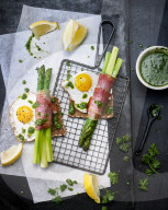 Spargelpäckchen mit Salsa verde, Asparagus with ham, egg and salsa verde