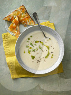 Fenchelcreme-Suppe mit Edelpilz-Toast, Fennel cream soup with mushroom toast