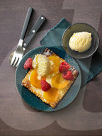 Aprikosen-Himbeer-Ecken, Small Cake with Apricots and Raspberries
