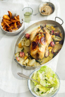 Schwarzfederhuhn mit Zitrone und Kartoffel-Wedges, Black feather chicken with lemon and potato wedges