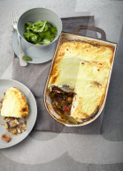 Linsen-Moussaka mit Gurkensalat, Lentil moussaka with cucumber salad,