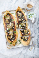Türkische Pide mit Schafskäse und Minzjoghurt, Turkish pide with sheep's cheese and mint yoghurt