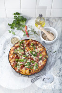 Kartoffel-Pizza mit Pancetta, Zwiebel und Fenchelsaat, Potato pizza with pancetta, onion and fennel seed