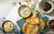 Feta-Creme mit Peperoni, Fladenbrot, Tapenade, Safran-Aioli und Oliven, Feta Dip with Hot Pepper, Flatbread, Saffron Aioli, Tapenade and Olives 