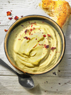 Safron-Aioli mit Rosenblättern, Saffron Aioli with Rose Petals