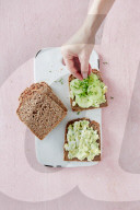 Step Avocado-Eiersalat-Stulle mit Gurke, Step Avocado and egg salad cucumber