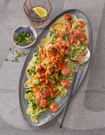 Gemüse-Pasta mit Garnelen und Kräuter-Gremolata, Vegetable pasta with shrimps and herb gremolata