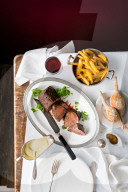 Rinderfilet mit Zirtonen-Hollandaise, Beef fillet with lemon hollandaise
