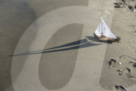 Do it yourself: Toy Sailboat made of Canvas and Flotsam
