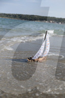 Do it yourself: Toy Sailboat made of Canvas and Flotsam