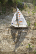 Do it yourself: Toy Sailboat made of Canvas and Flotsam