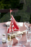 Do it yourself: Toy Sailboat made of Flotsam and Kitchen Towel as Table Decoration