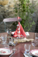 Do it yourself: Toy Sailboat made of Flotsam and Kitchen Towel as Table Decoration