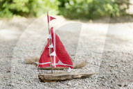 Do it yourself: Toy Sailboat made of Flotsam and Kitchen Towel