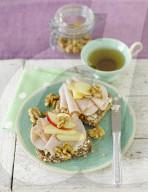 Vollkornbrot mit Putenbrust und Apfel, Wholewheat Bread Turkey Breast and Apple Slices