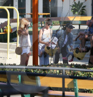 EXKLUSIV - Rosie Huntington-Whiteley spielt mit Klein Jack im Park