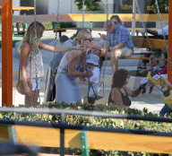 EXKLUSIV - Rosie Huntington-Whiteley spielt mit Klein Jack im Park