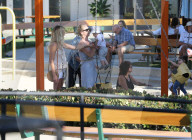 EXKLUSIV - Rosie Huntington-Whiteley spielt mit Klein Jack im Park