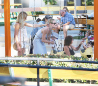 EXKLUSIV - Rosie Huntington-Whiteley spielt mit Klein Jack im Park