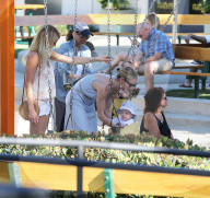 EXKLUSIV - Rosie Huntington-Whiteley spielt mit Klein Jack im Park