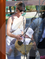 EXKLUSIV - Rosie Huntington-Whiteley spielt mit Klein Jack im Park