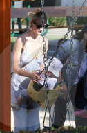 EXKLUSIV - Rosie Huntington-Whiteley spielt mit Klein Jack im Park