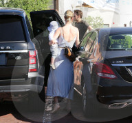 EXKLUSIV - Rosie Huntington-Whiteley spielt mit Klein Jack im Park