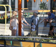 EXKLUSIV - Rosie Huntington-Whiteley spielt mit Klein Jack im Park