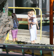 EXKLUSIV - Rosie Huntington-Whiteley spielt mit Klein Jack im Park