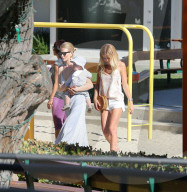 EXKLUSIV - Rosie Huntington-Whiteley spielt mit Klein Jack im Park