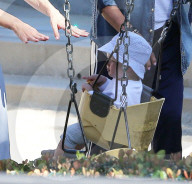 EXKLUSIV - Rosie Huntington-Whiteley spielt mit Klein Jack im Park