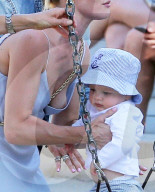 EXKLUSIV - Rosie Huntington-Whiteley spielt mit Klein Jack im Park