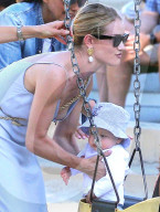 EXKLUSIV - Rosie Huntington-Whiteley spielt mit Klein Jack im Park