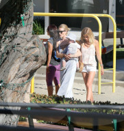 EXKLUSIV - Rosie Huntington-Whiteley spielt mit Klein Jack im Park