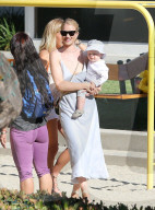 EXKLUSIV - Rosie Huntington-Whiteley spielt mit Klein Jack im Park