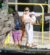 EXKLUSIV - Rosie Huntington-Whiteley spielt mit Klein Jack im Park