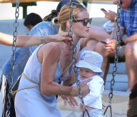 EXKLUSIV - Rosie Huntington-Whiteley spielt mit Klein Jack im Park