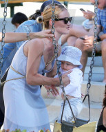 EXKLUSIV - Rosie Huntington-Whiteley spielt mit Klein Jack im Park
