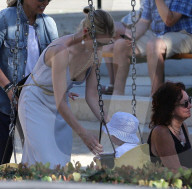 EXKLUSIV - Rosie Huntington-Whiteley spielt mit Klein Jack im Park